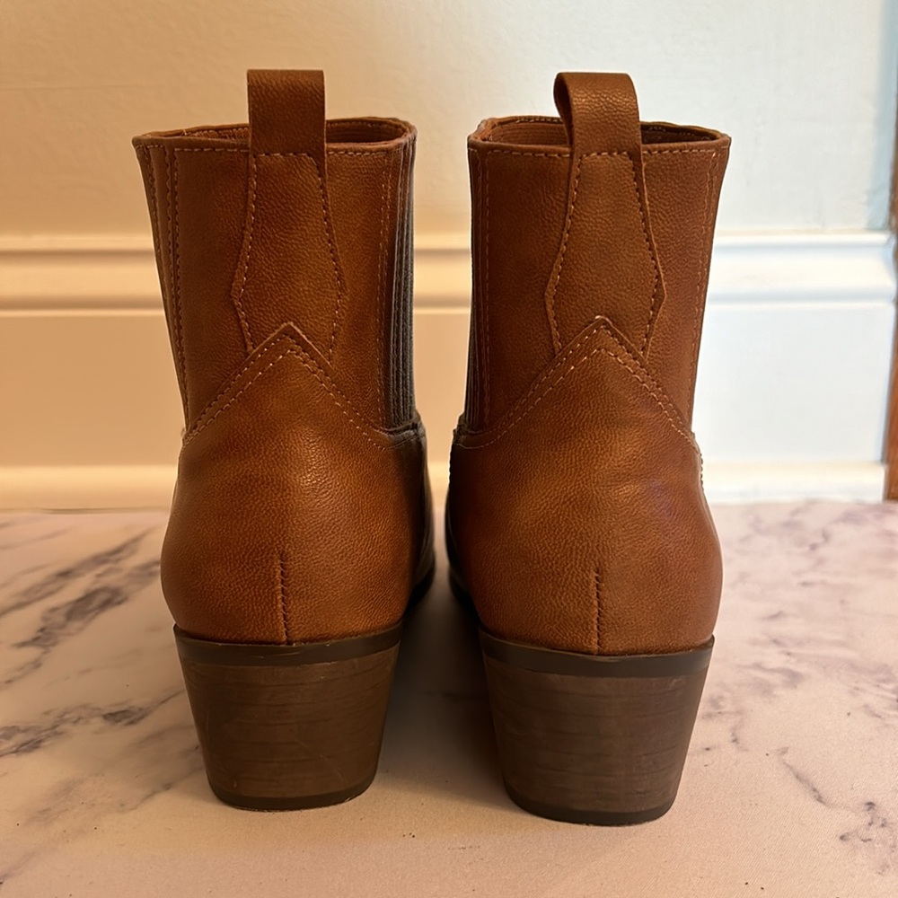 Chase + Chloe Brown Leather Western Pointed Toe Ankle Short Boot. Size: 8.5 - Picture 6 of 8